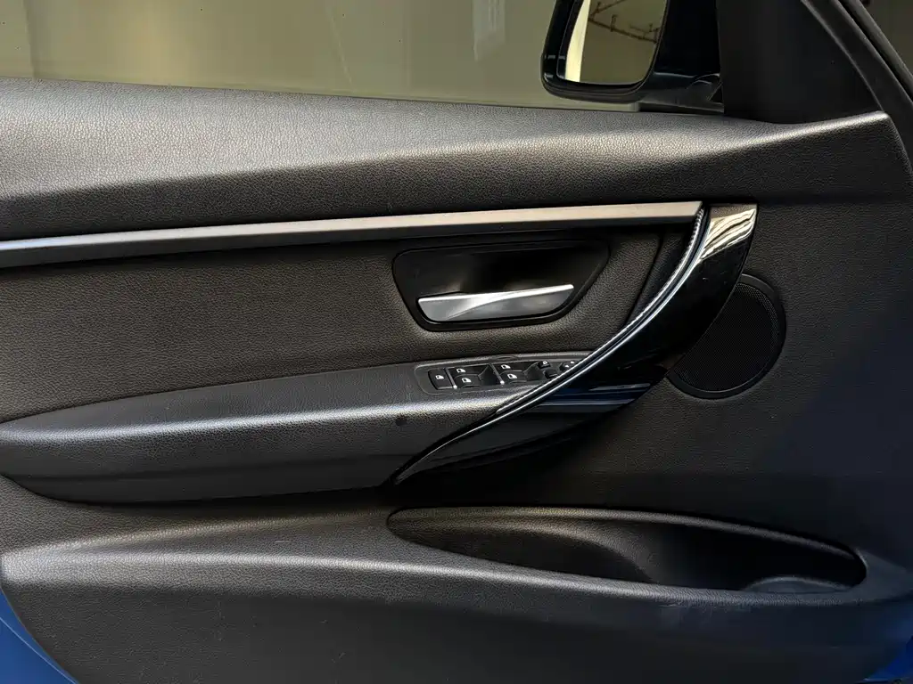 BMW 3 Series 2017 — фото 14