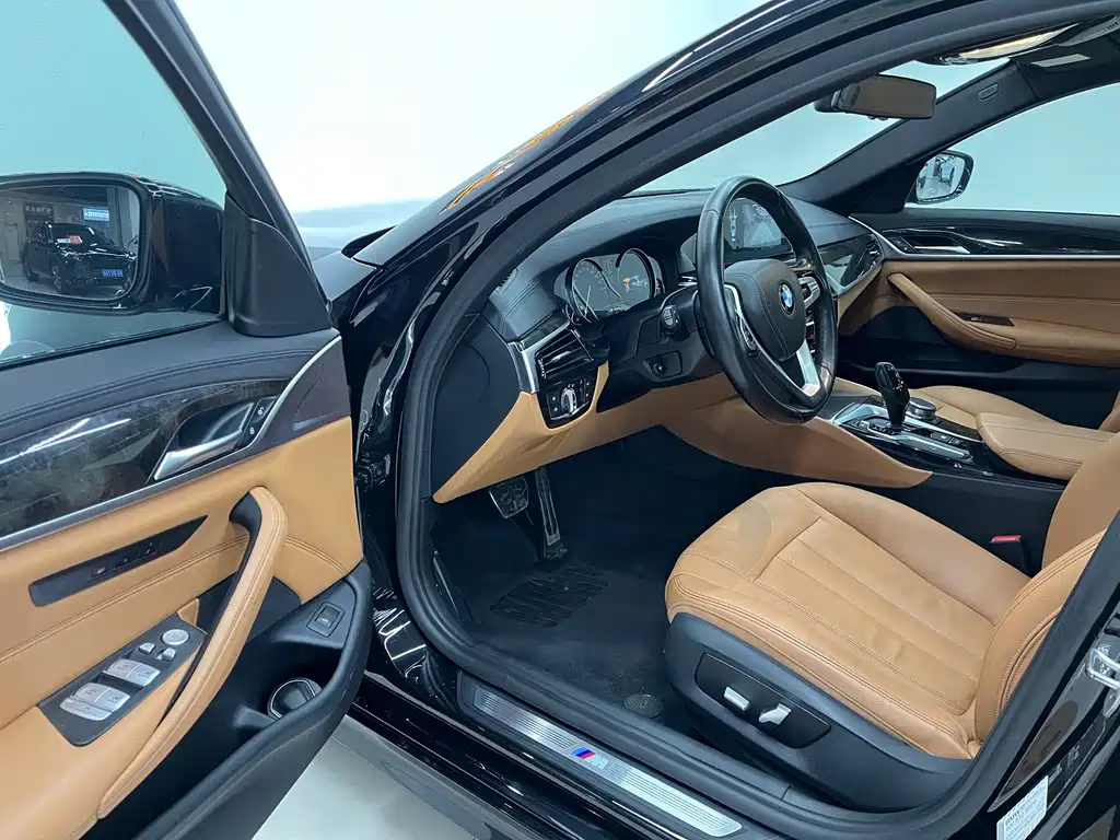 BMW 5 Series 2018 — фото 13