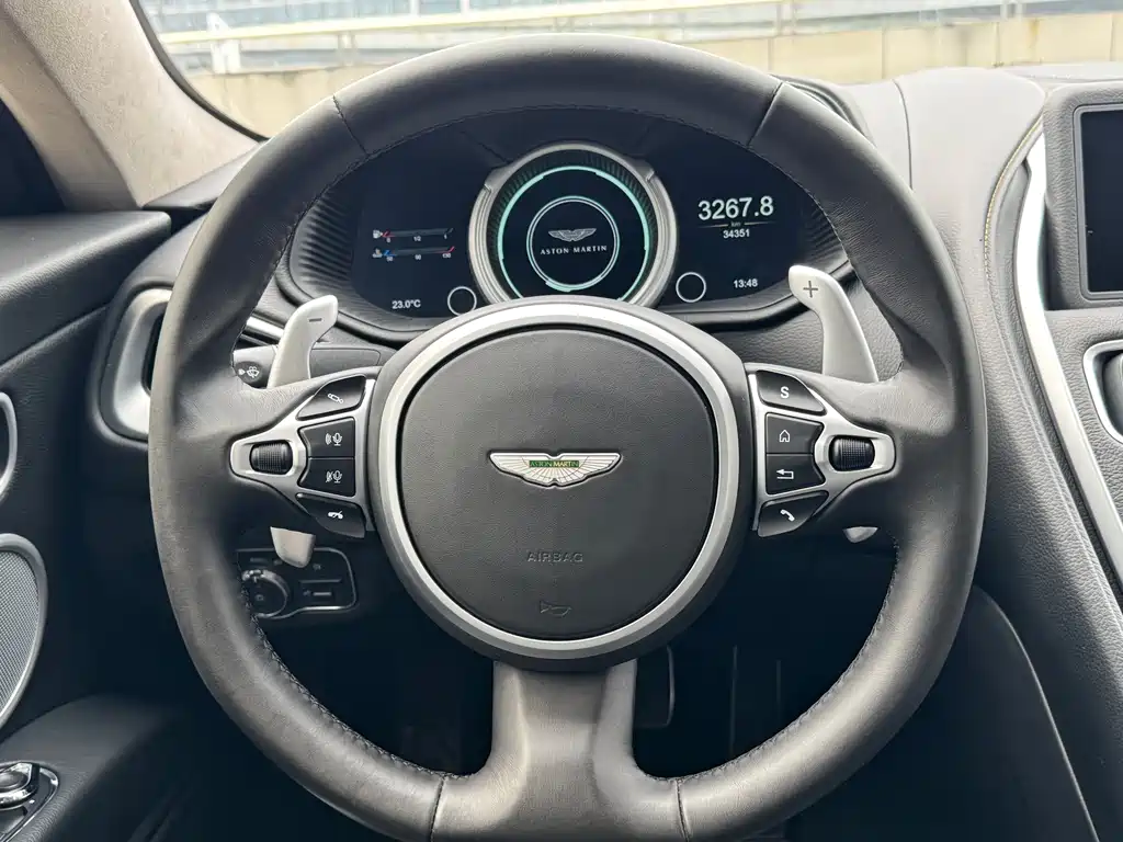 Aston Martin DB11 2020 — фото 13