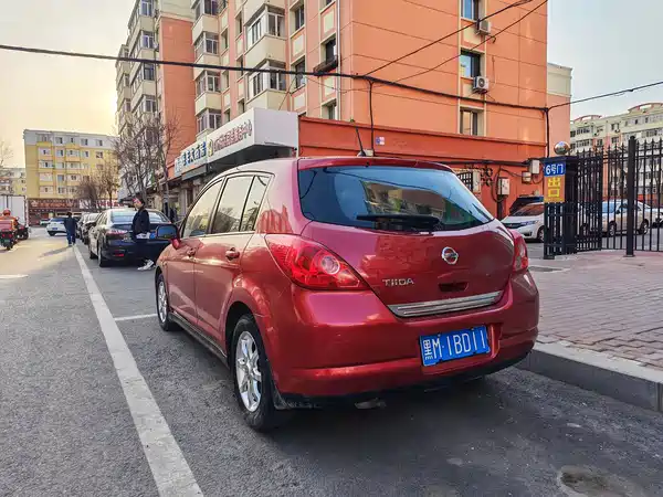 Nissan Tiida 2005