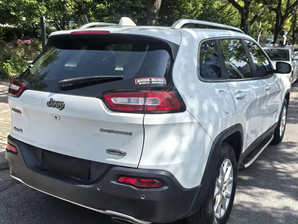 Jeep Cherokee 2016 — фото 11