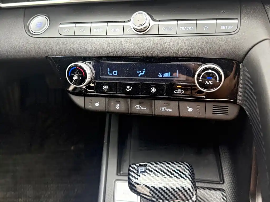 Hyundai Elantra 2023 — фото 12
