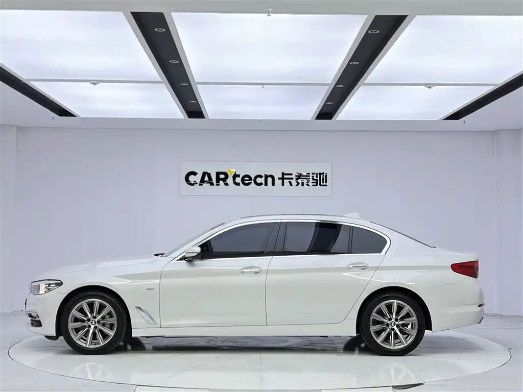 BMW 5 Series 2018 — фото 8