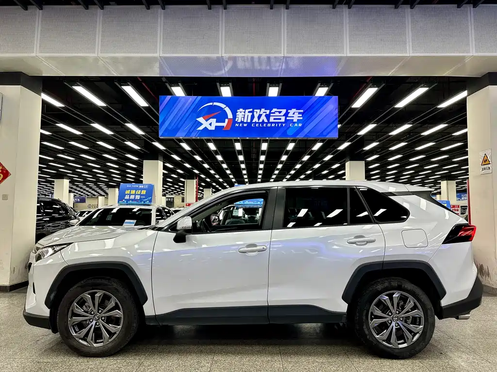 Toyota RAV4 2024 — фото 3