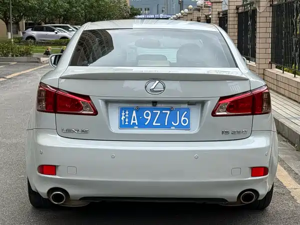 Lexus IS 2011