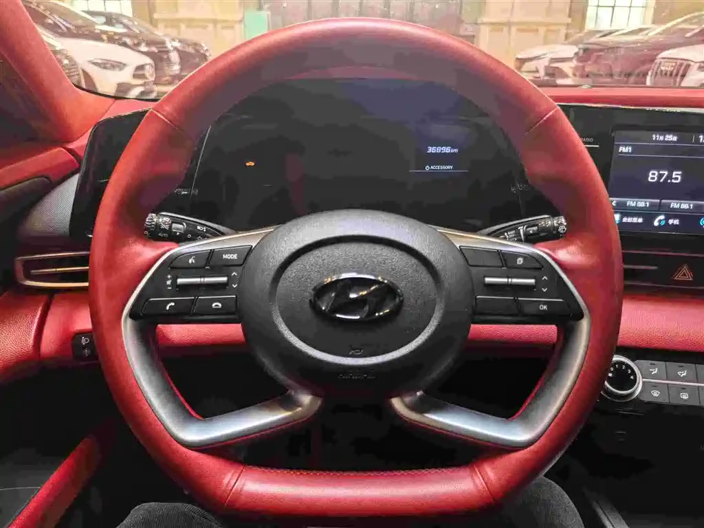 Hyundai Elantra 2023 — фото 11