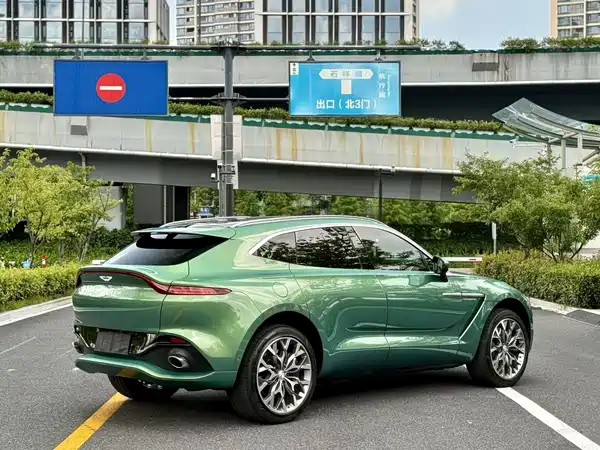 Aston Martin DBX 2022