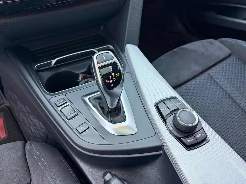 BMW 3 Series 2018 — фото 11