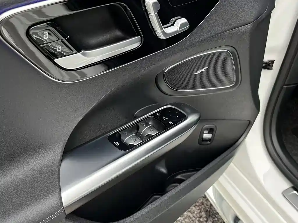 Mercedes-Benz C-Class 2025 — фото 4
