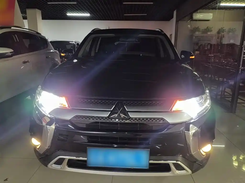 Mitsubishi Outlander 2019 — фото 3