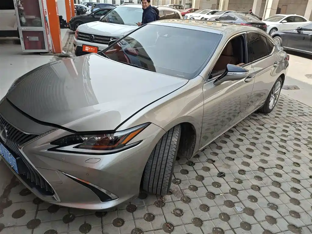 Lexus ES 2020 — фото 1