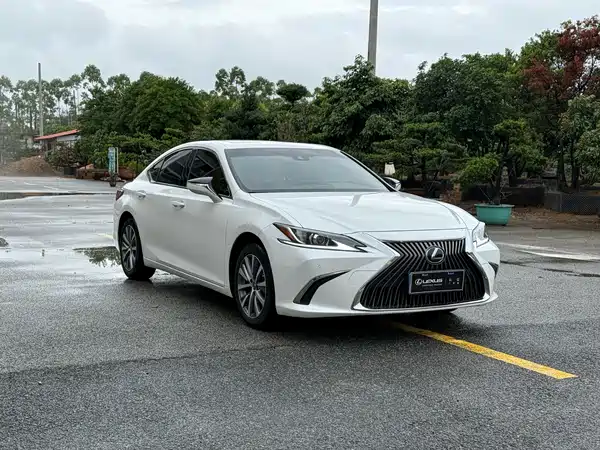 Lexus ES 2020