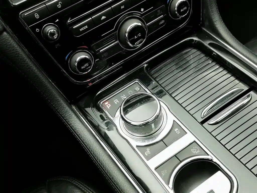 Jaguar XJ 2014 — фото 13