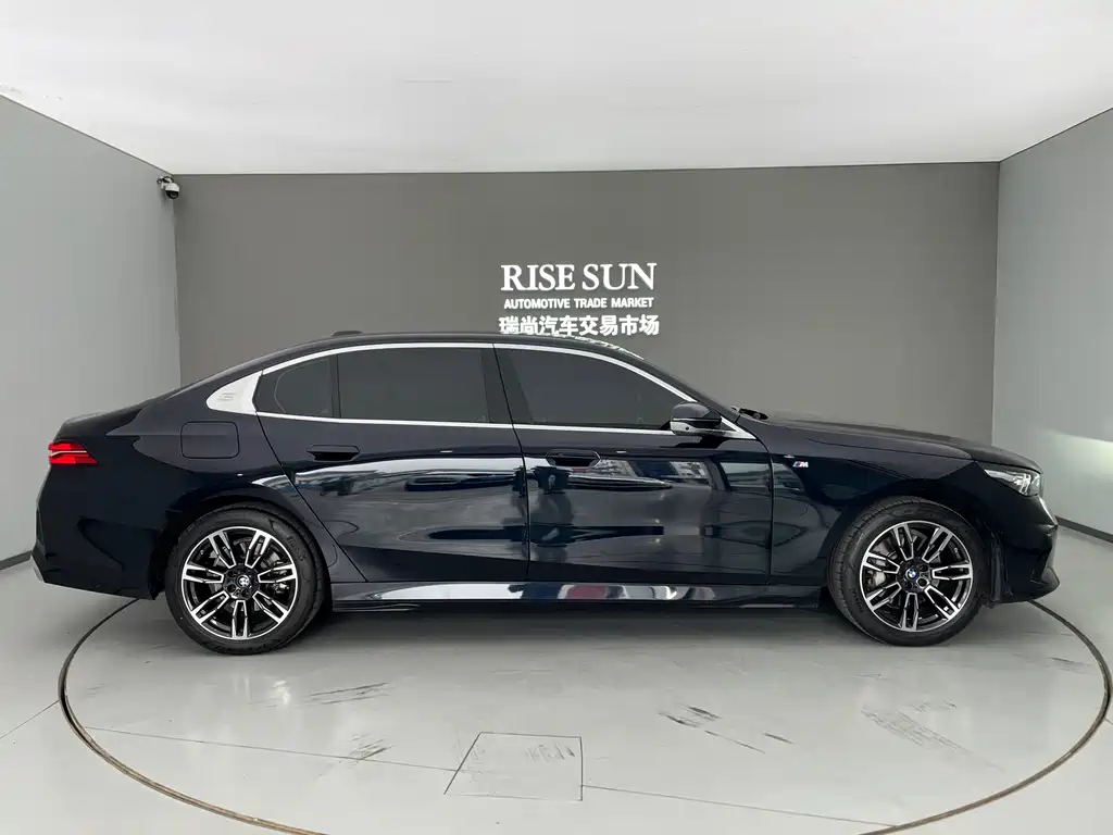 BMW 5 Series 2024 — фото 11