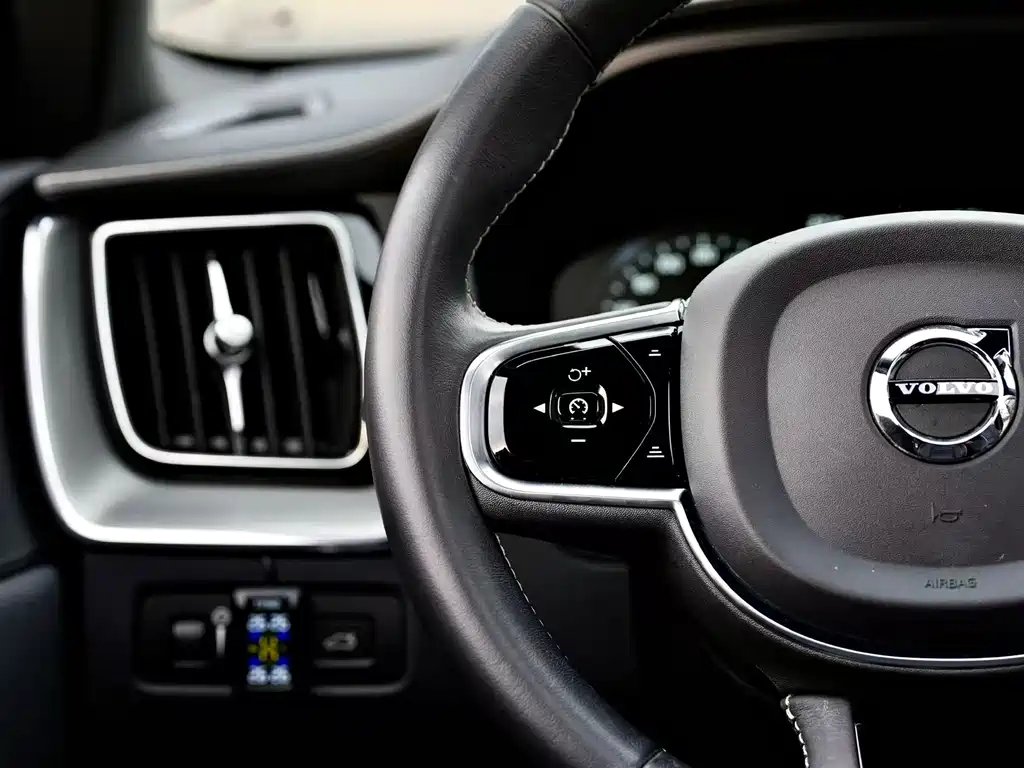 Volvo XC60 2021 — фото 17