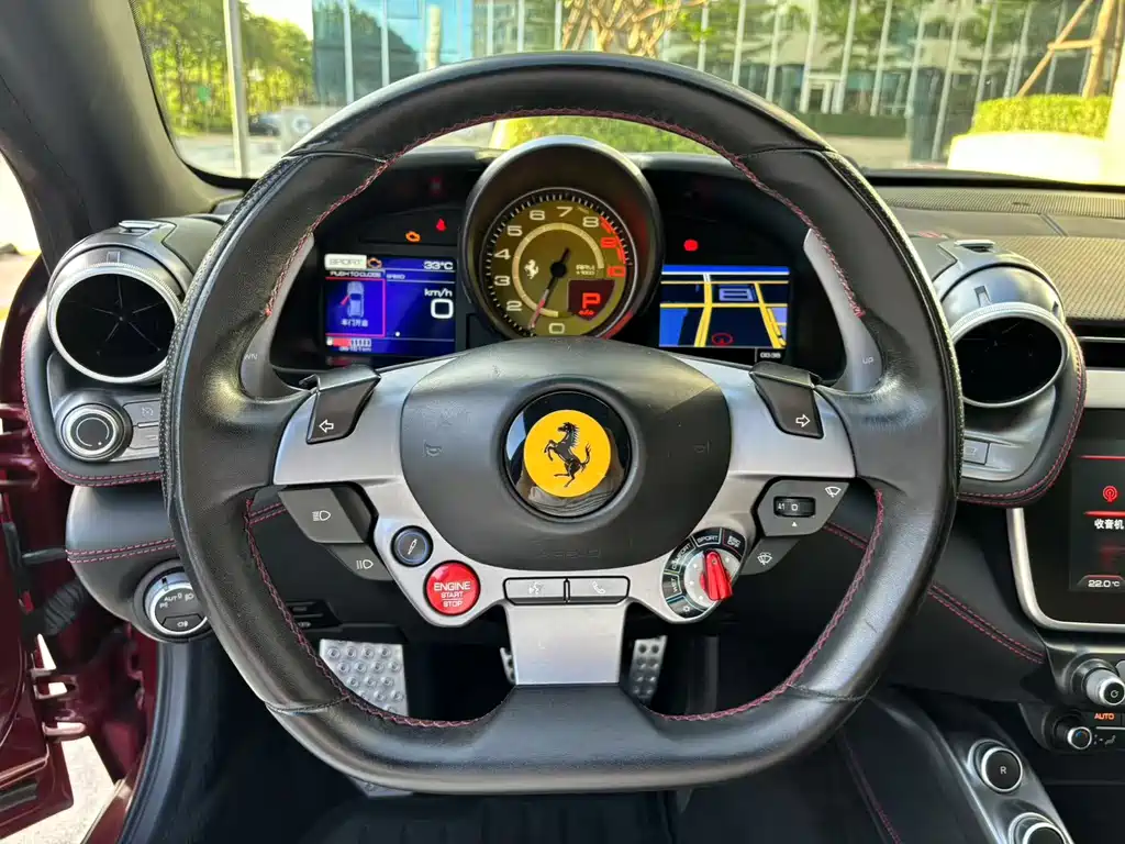 Ferrari GTC4Lusso 2017 — фото 11