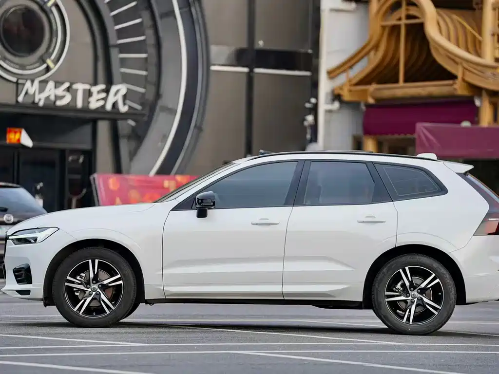 Volvo XC60 2021 — фото 11