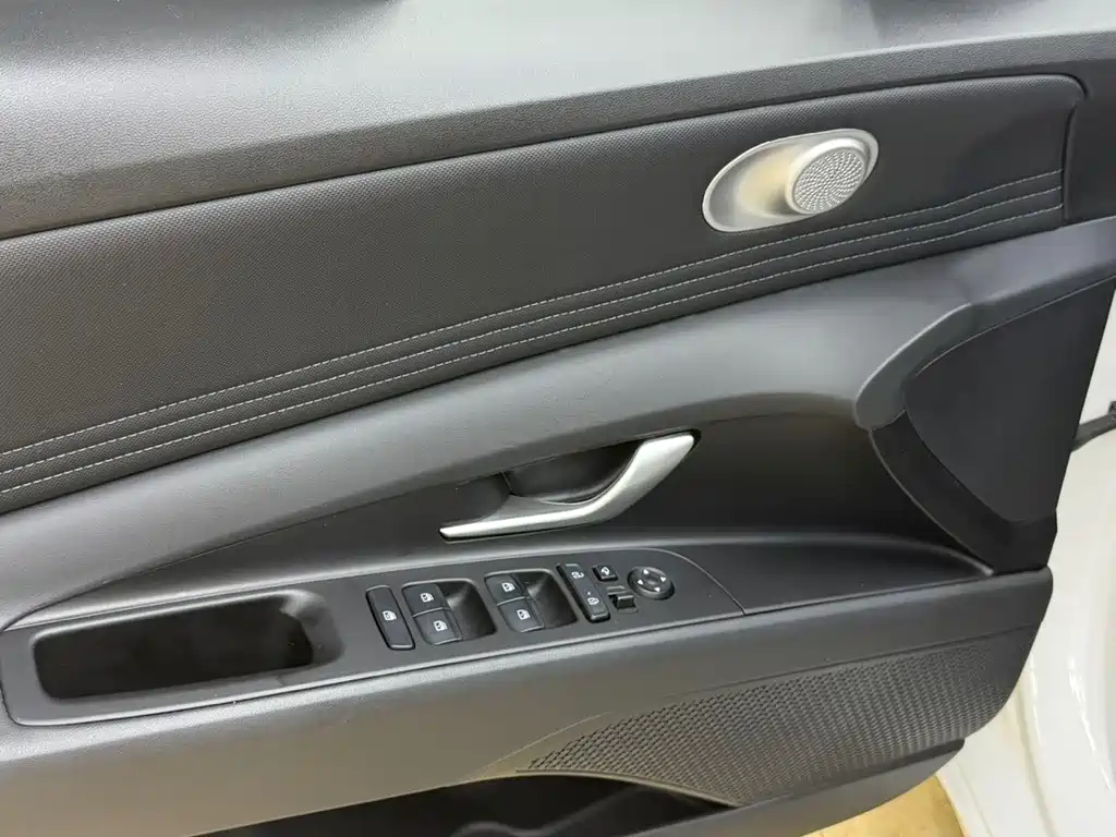 Hyundai Elantra 2023 — фото 10