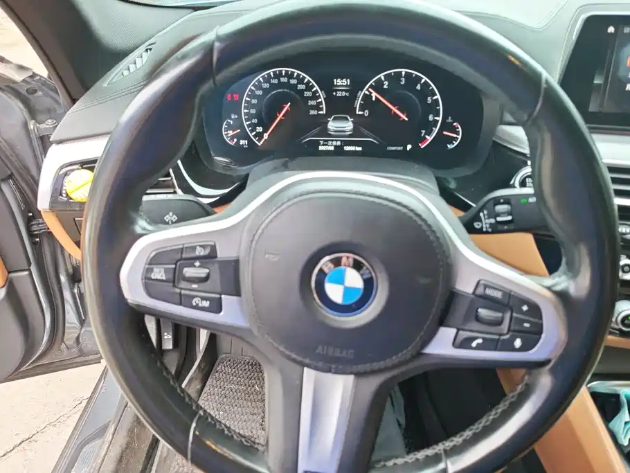 BMW 5 Series 2019 — фото 15