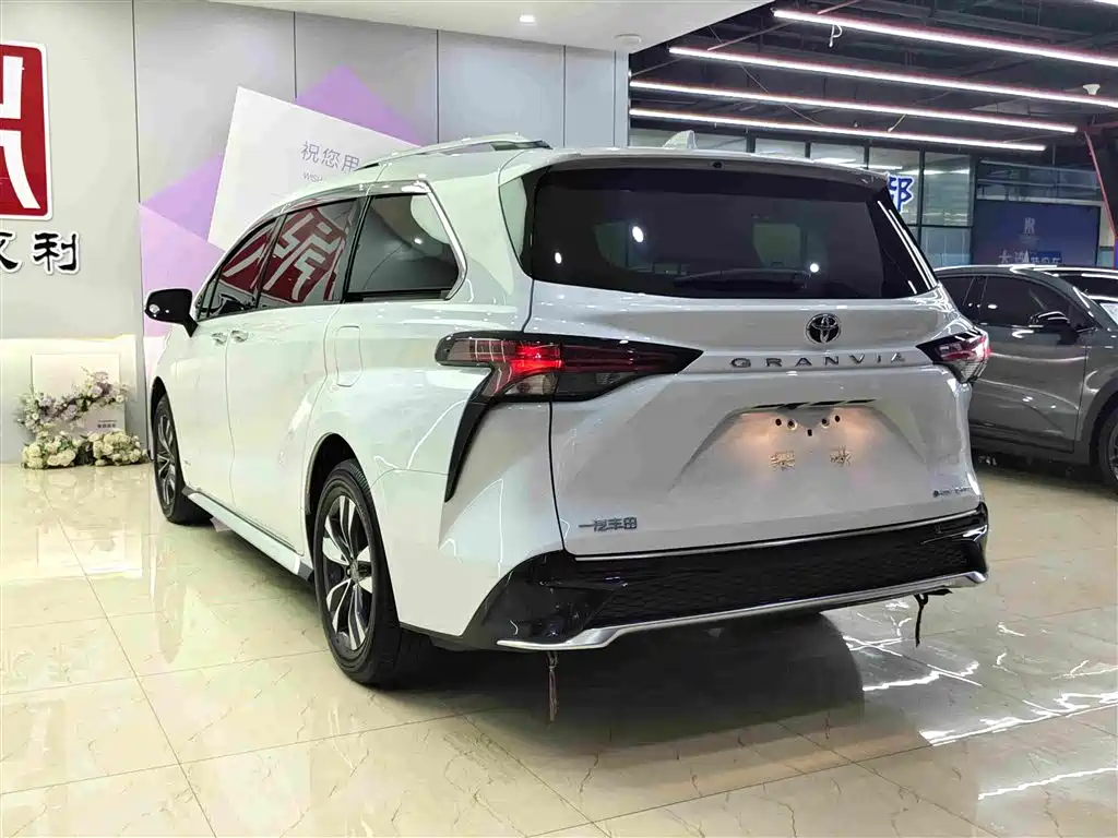 Toyota Granvia 2024