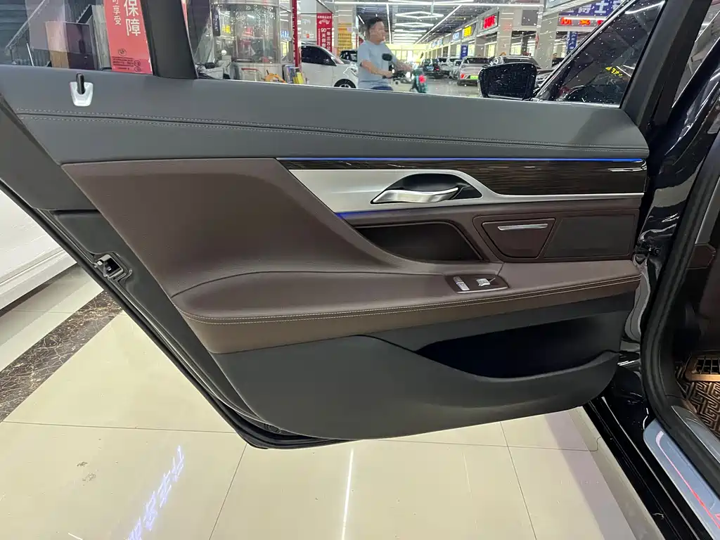 BMW 7 Series 2018 — фото 9