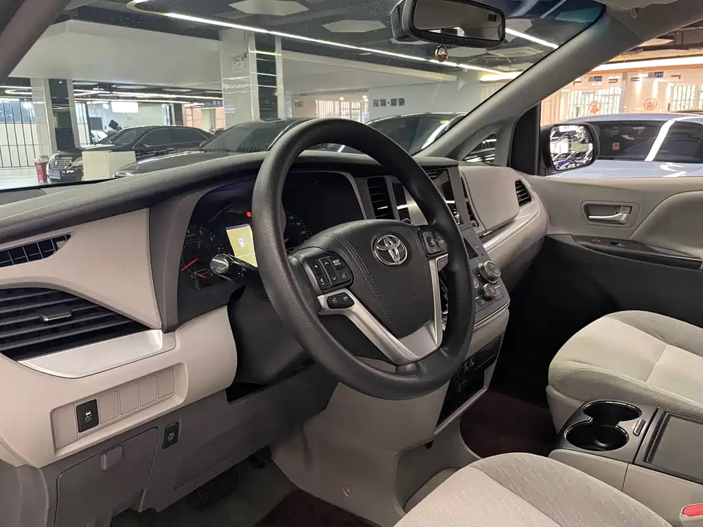 Toyota Sienna 2016 — фото 15