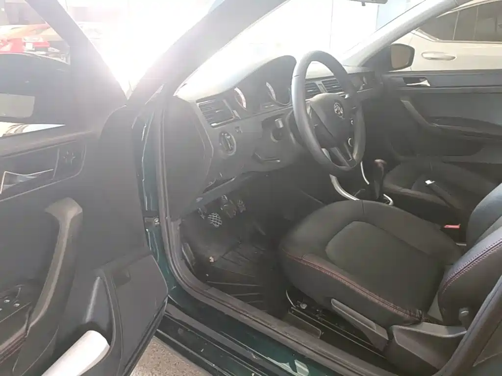 Skoda Rapid Spaceback 2018 — фото 16