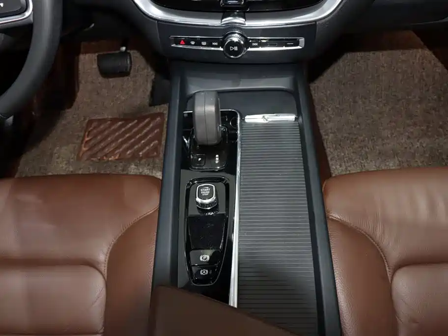 Volvo XC60 2022 — фото 15