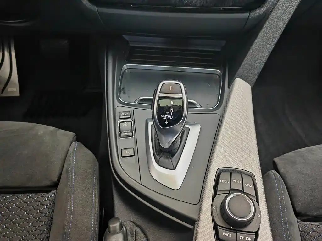 BMW 3 Series 2018 — фото 13