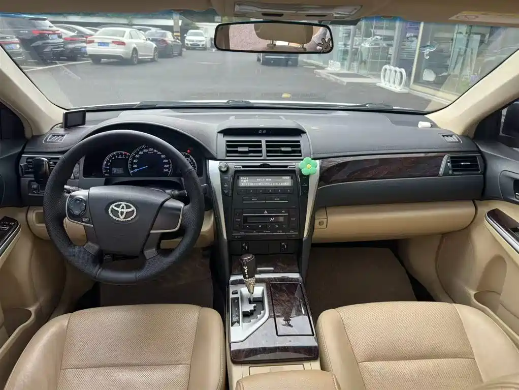 Toyota Camry 2016 — фото 10