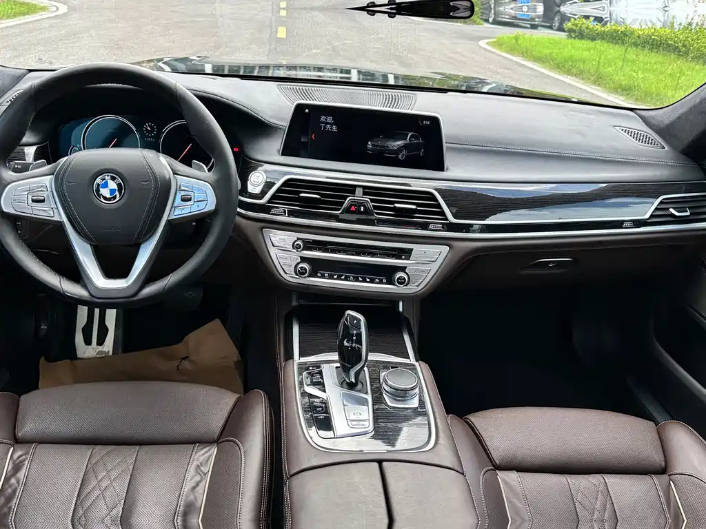 BMW 7 Series 2017 — фото 20