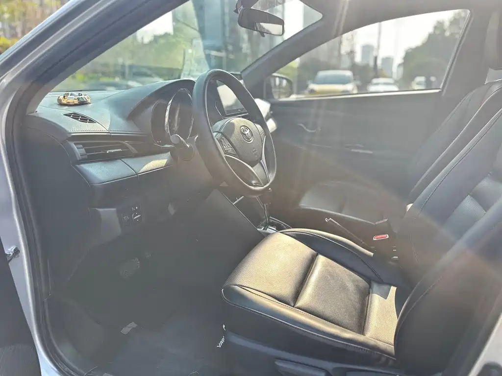 Toyota Yaris L 2022 — фото 4