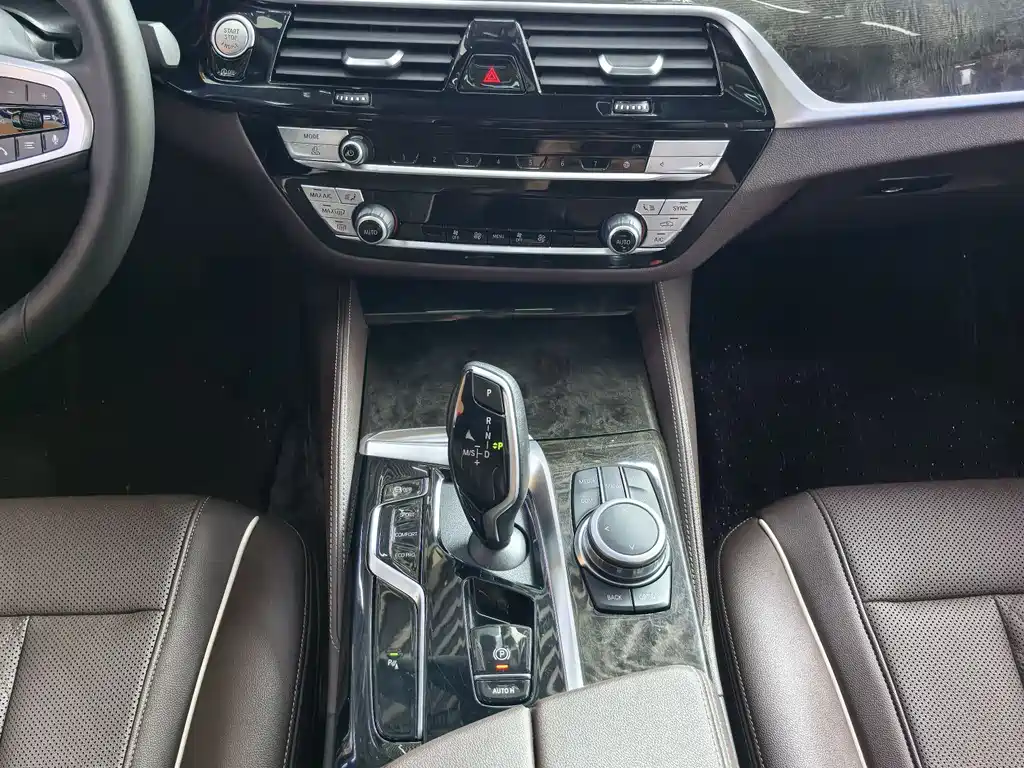 BMW 5 Series 2022 — фото 10