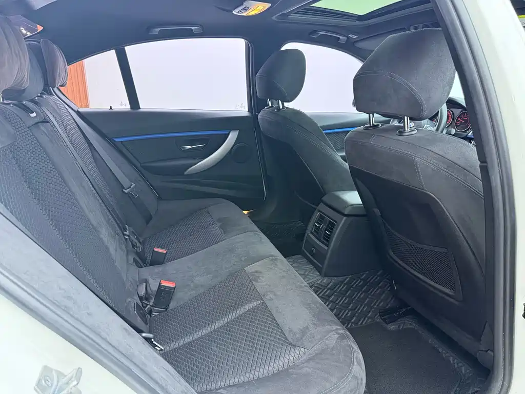 BMW 3 Series 2018 — фото 16