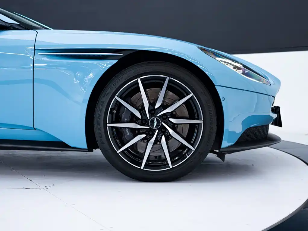 Aston Martin DB11 2020 — фото 23