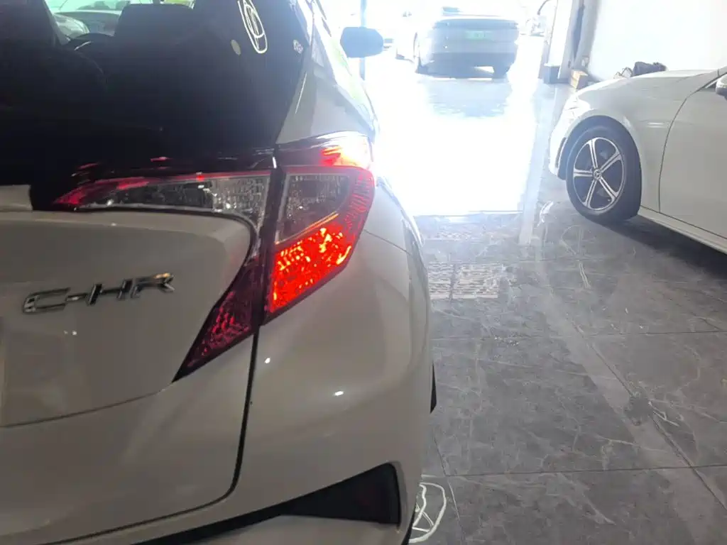 Toyota C-HR 2023 — фото 8