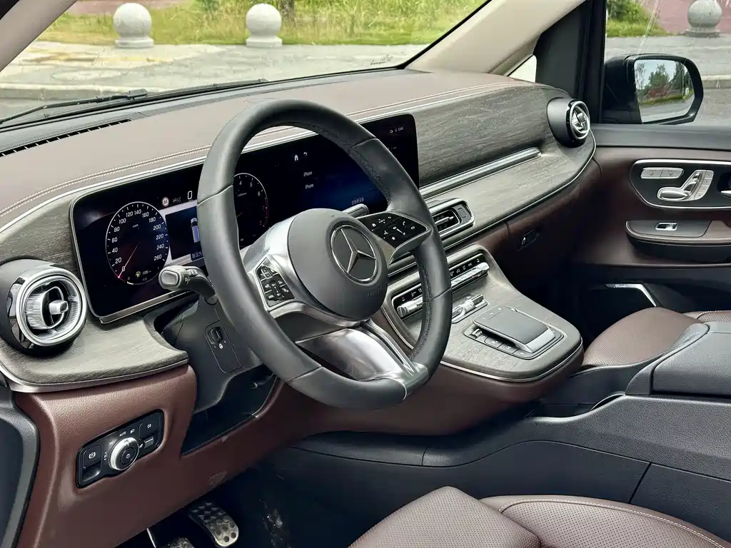 Mercedes-Benz V-Class 2025 — фото 18