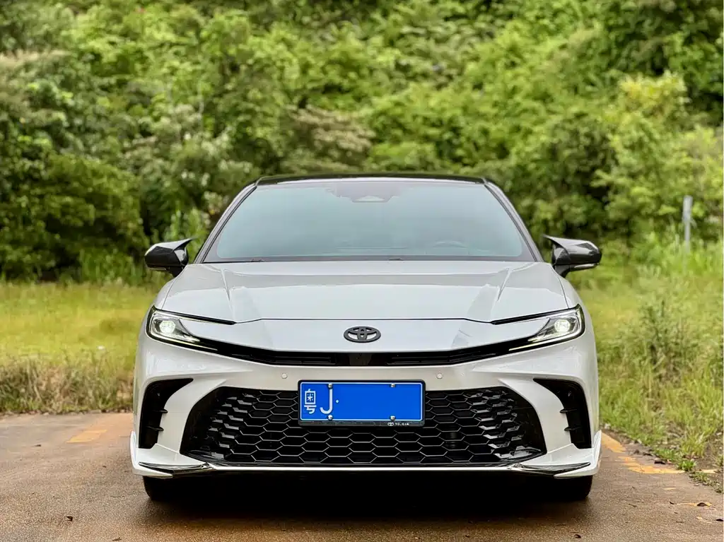 Toyota Camry 2025 — фото 2