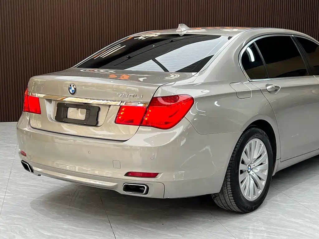 BMW 7 Series 2012 — фото 13