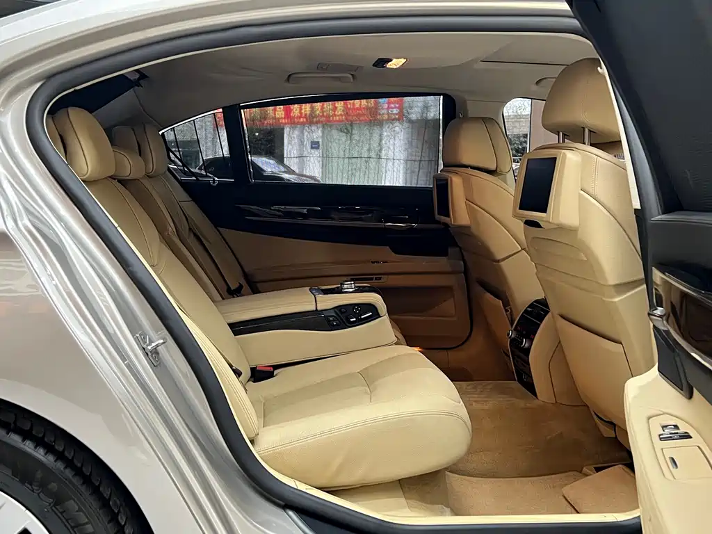 BMW 7 Series 2012 — фото 24
