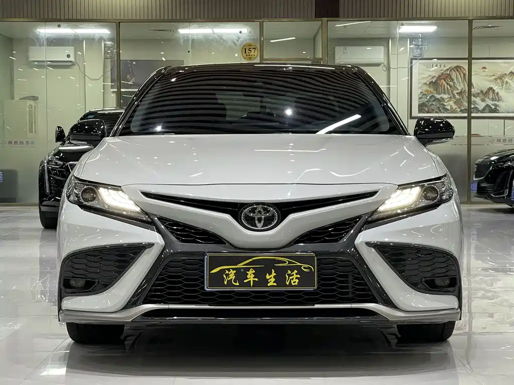 Toyota Camry 2022 — фото 2