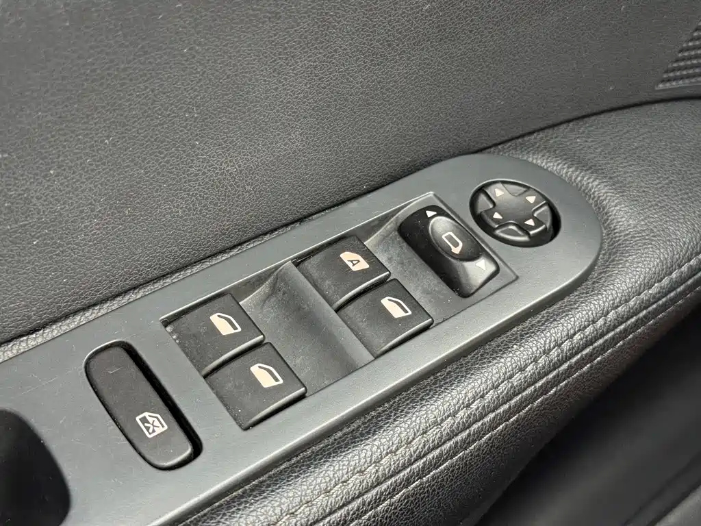 Peugeot 308 2015 — фото 14