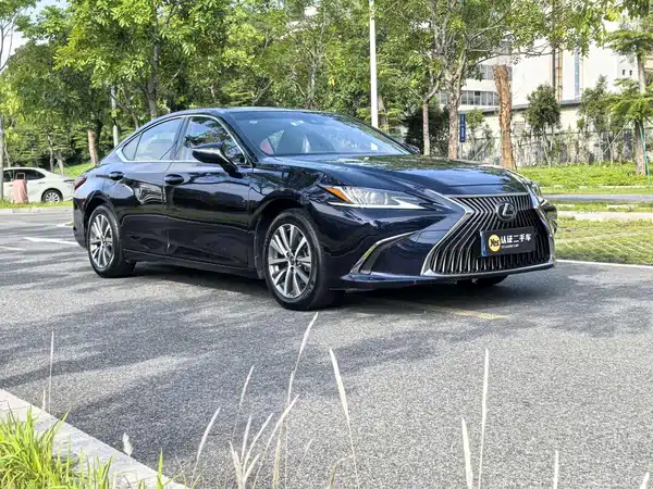 Lexus ES 2020