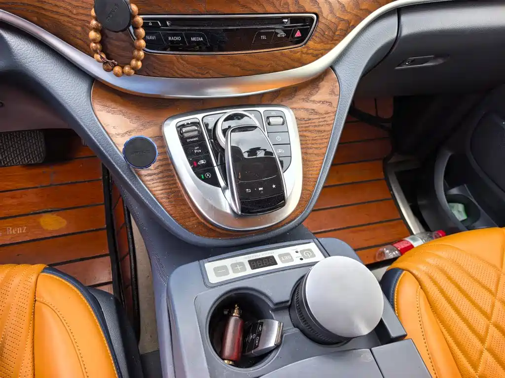Mercedes-Benz V-Class 2019 — фото 17