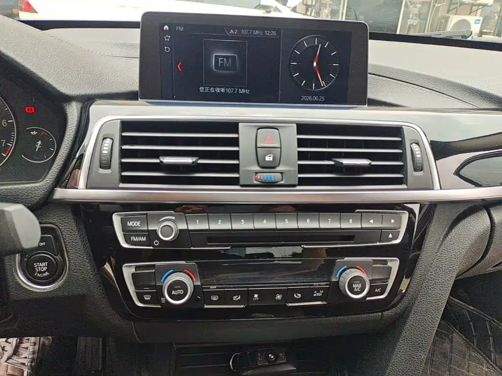 BMW 3 Series 2018 — фото 13