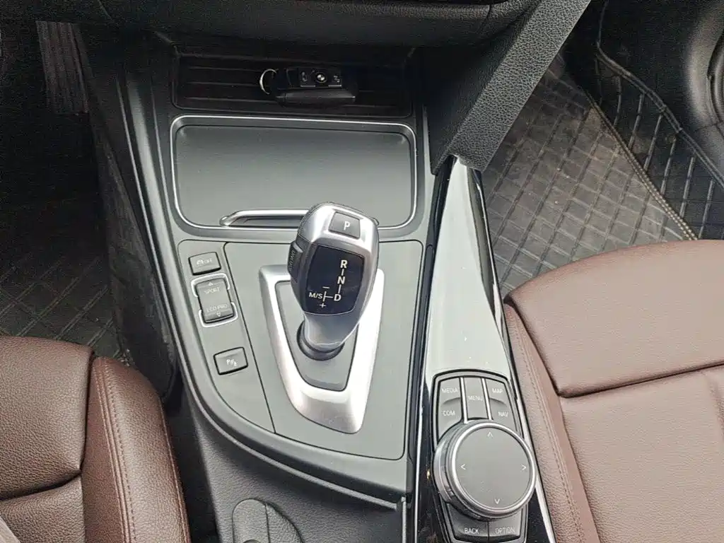 BMW 3 Series 2018 — фото 14