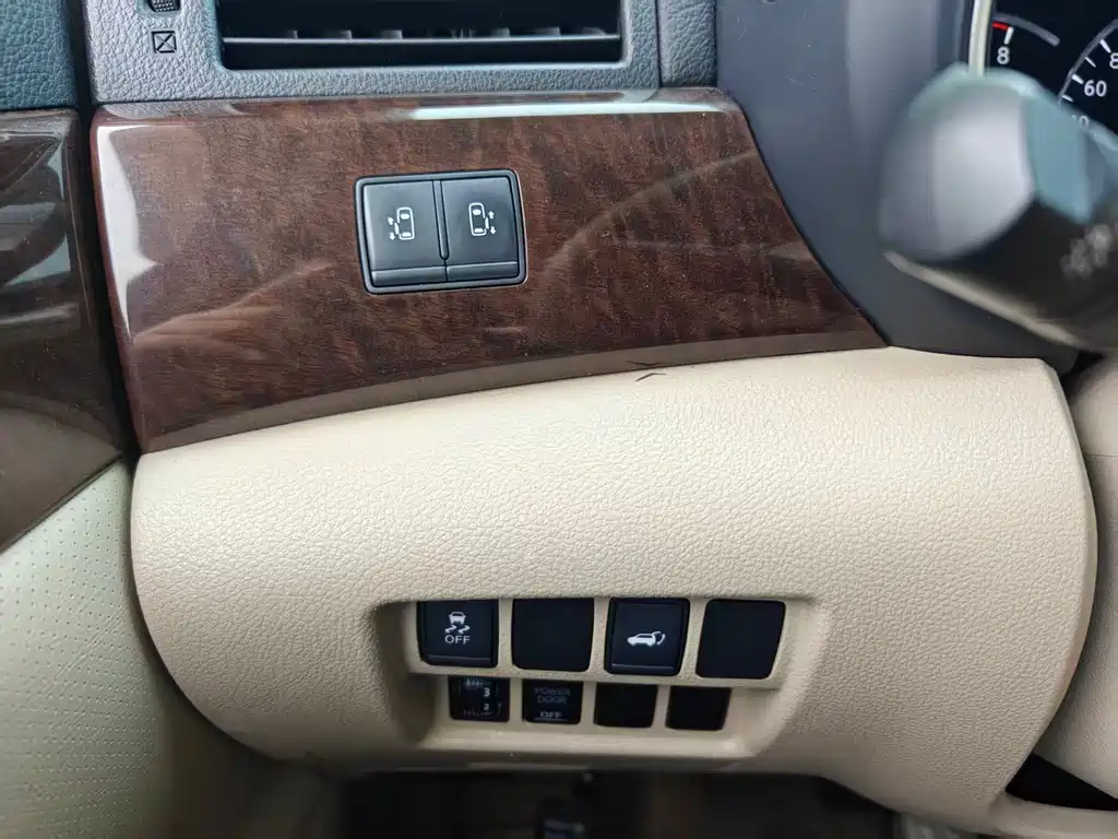Nissan Quest 2017 — фото 18
