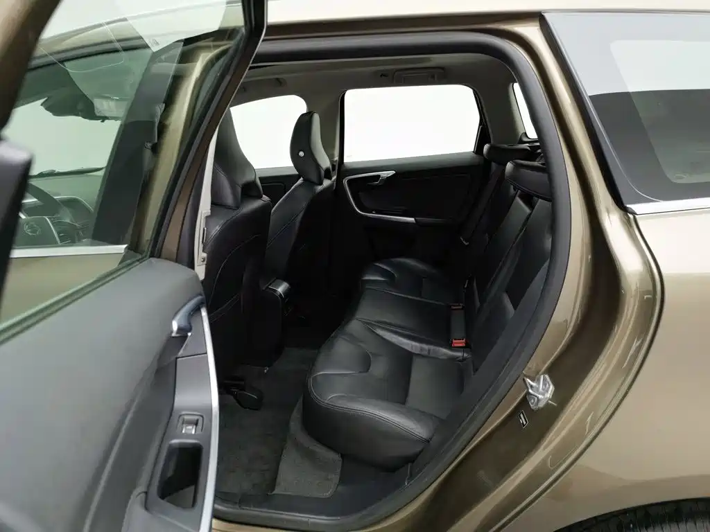 Volvo XC60 2017 — фото 15