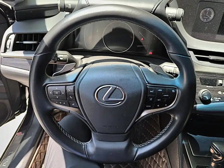 Lexus ES 2019 — фото 15
