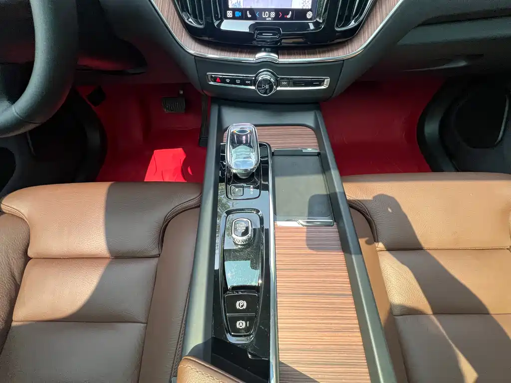 Volvo XC60 Plug-In Hybrid 2025 — фото 13